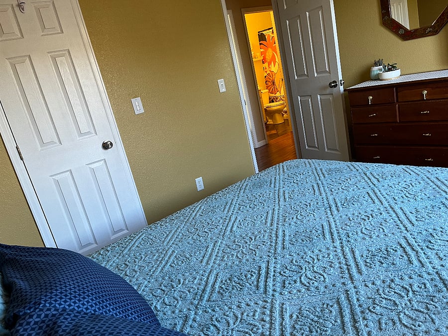 700