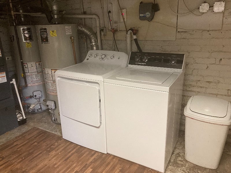 Building laundry unit in basement included