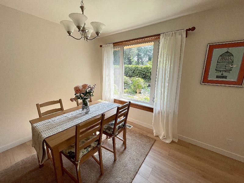 Dining room with garden view