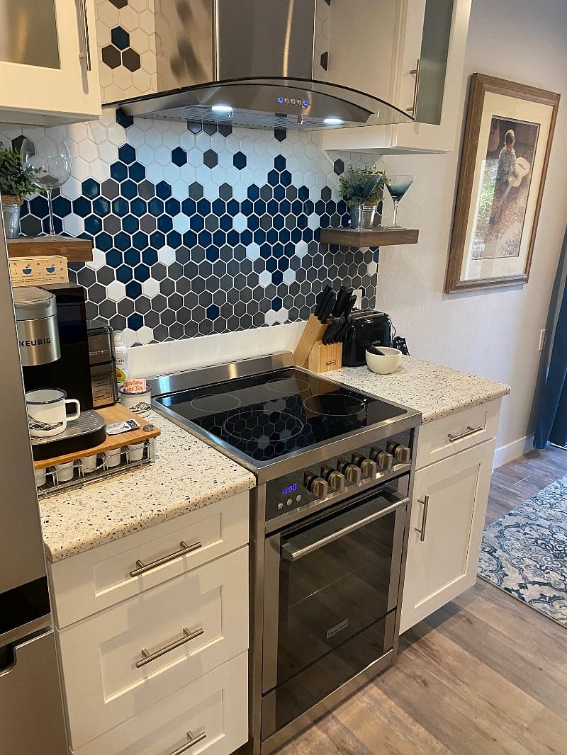 Stove/oven, Keurig with automatic water filling, fully stocked kitchen, ask for details!