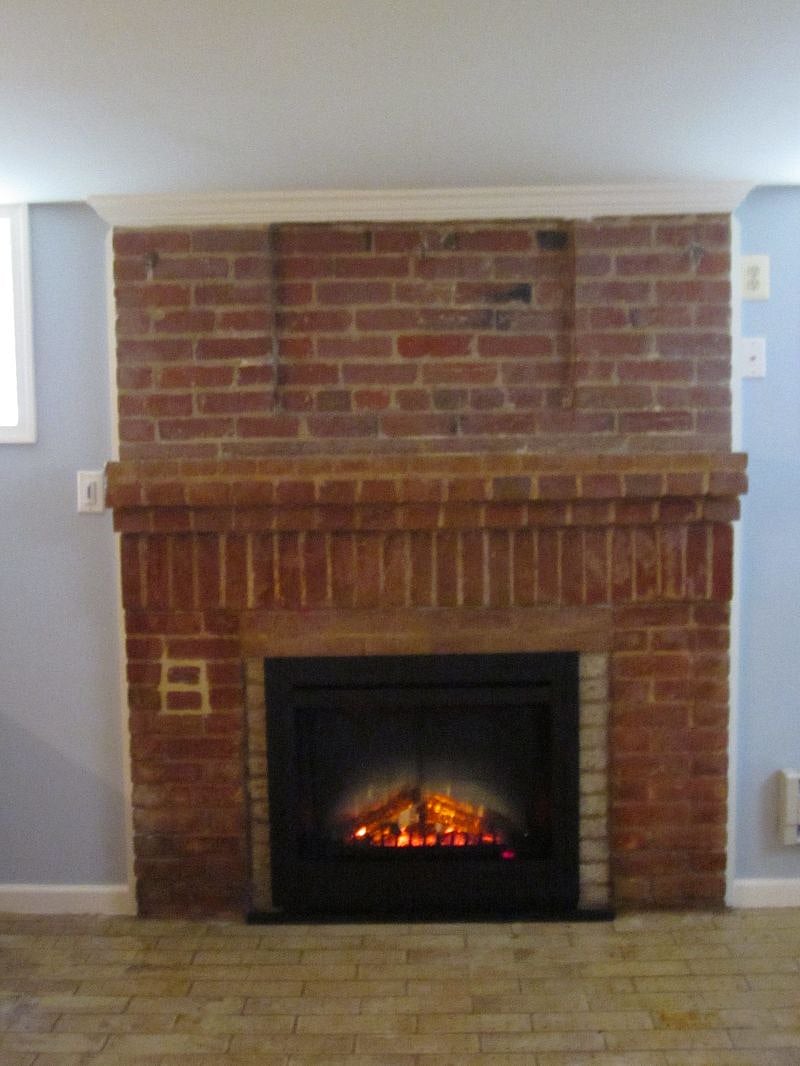 Fireplace w Electric Logs
