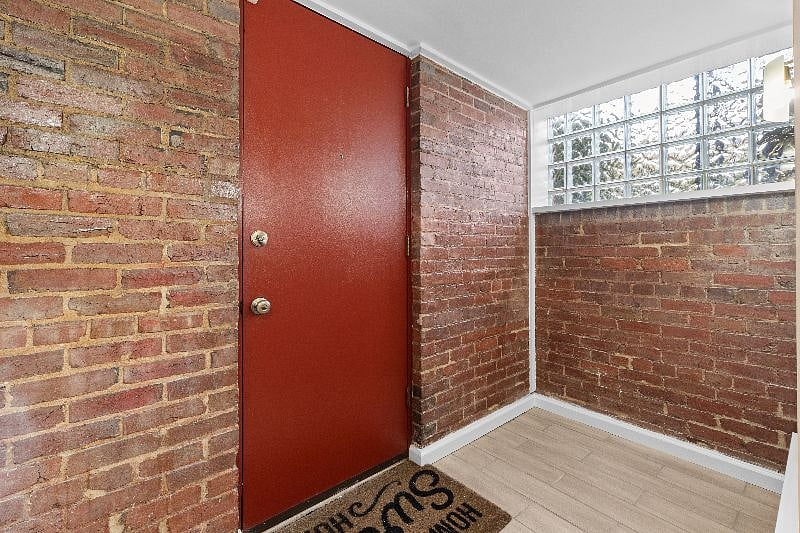 Very bright & spacious foyer