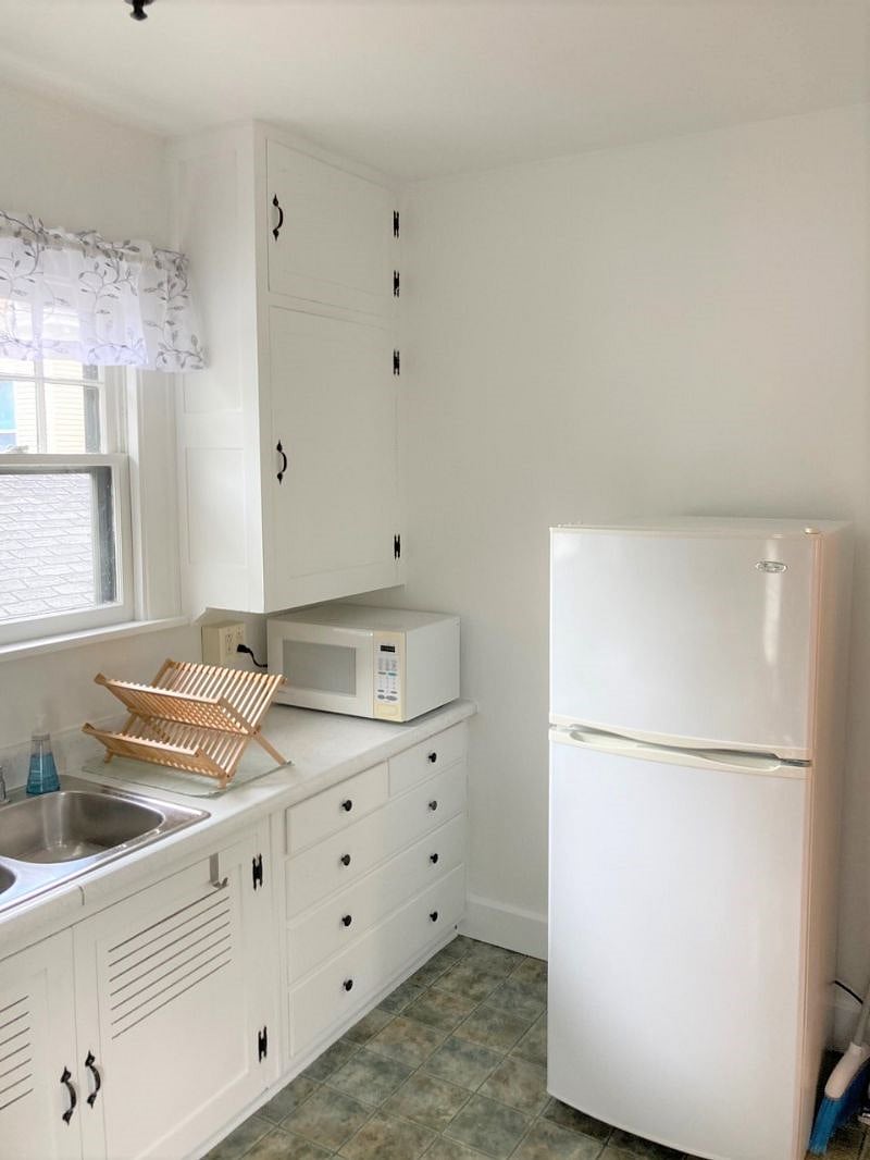 Full service kitchen with fridge, stove and microwave, coffee pot, tea pot, kettle, and all kitchen equipment. (no dishwasher)
