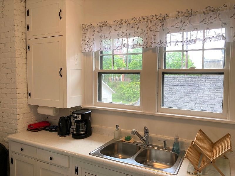 Kitchen photo number 2. 