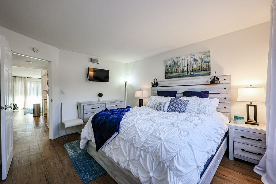 King size bed
Smart TV