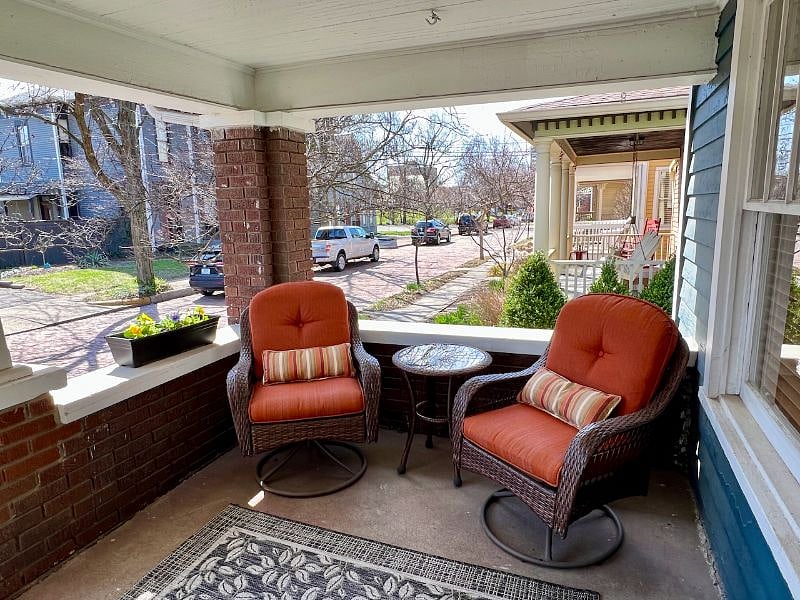 Covered porch, the perfect spot for chilling out