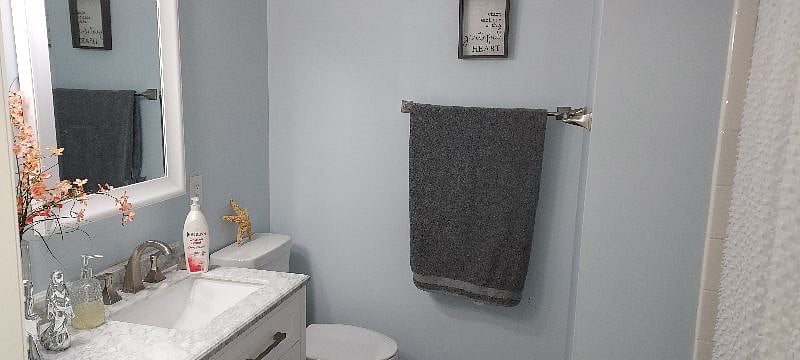 Bath has 2 sinks and a peaceful ambiance!