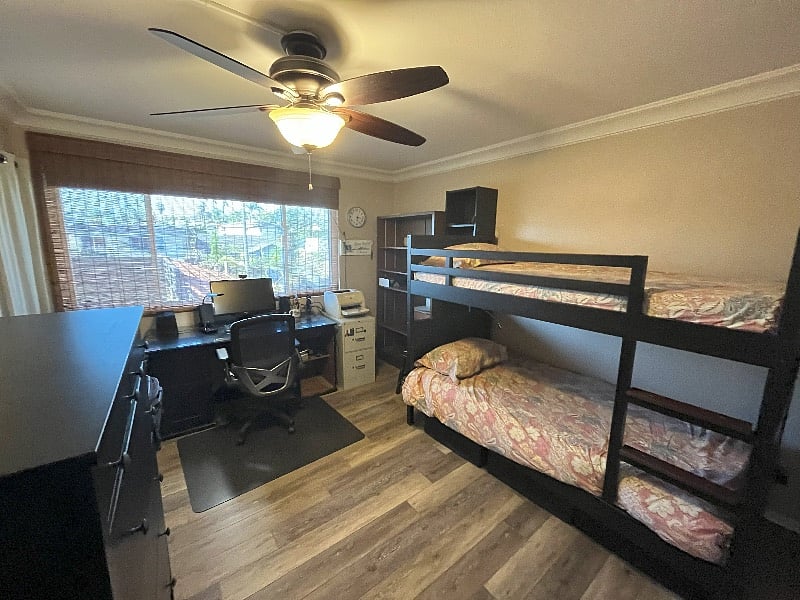 Upstairs 2nd bedroom.