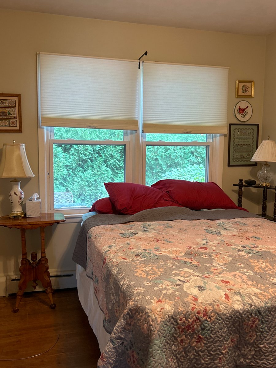 Second bedroom, private garden view. Queen size bed.