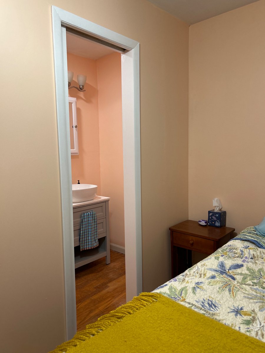 En suite half bath in main bedroom