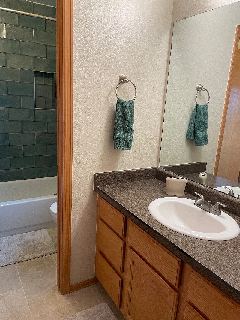 Upstairs Bathroom off of Loft