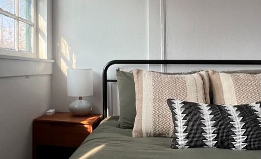 BEDROOM - Beside table with lamp and USB charging station