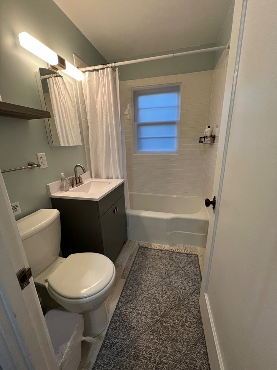 Upstairs shower and tub