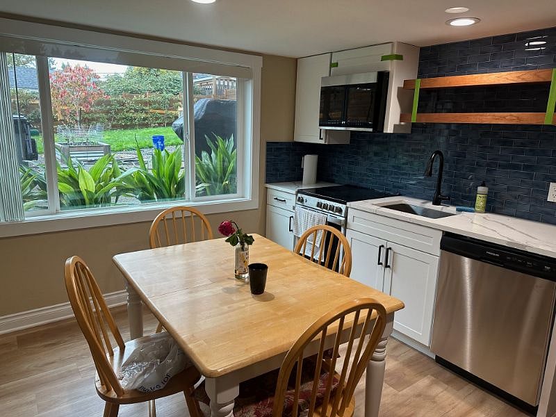Downstairs kitchen (full kitchen with dishwasher, stove and oven, sink, refrigerator)