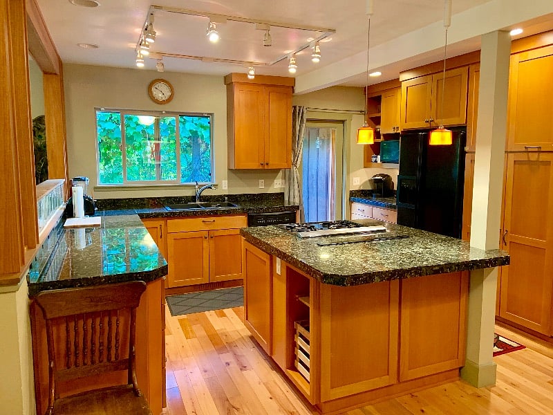 Kitchen island w/ gas stove
