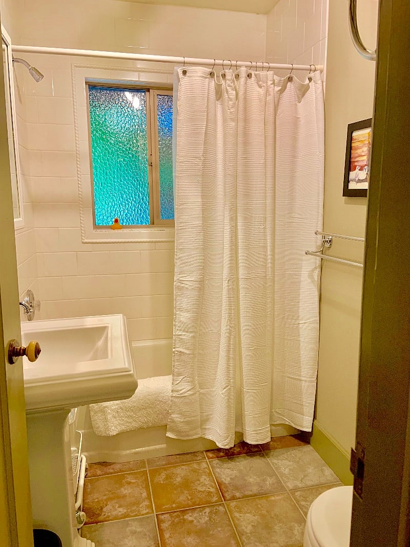 Hall bath with Tub/Shower