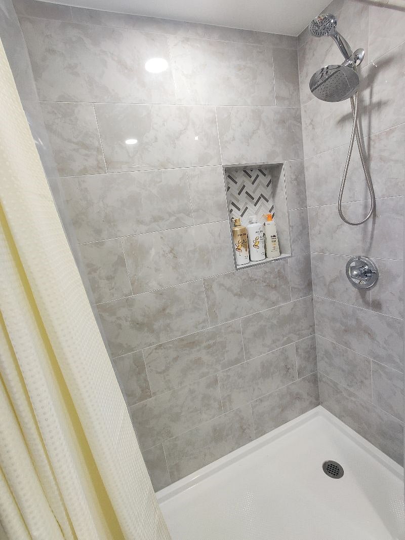 Private bath for Jasmine room