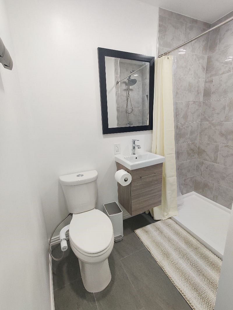 Private bath for Jasmine room