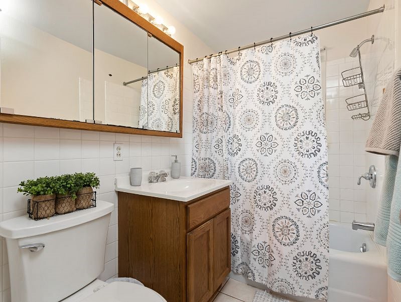 Full bath upstairs