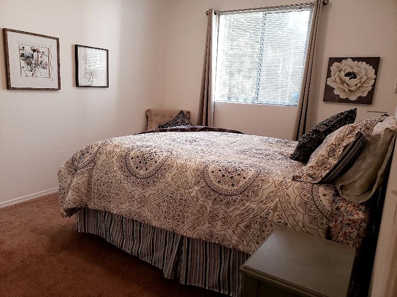 Cozy bedroom with linens provided. Double bed.