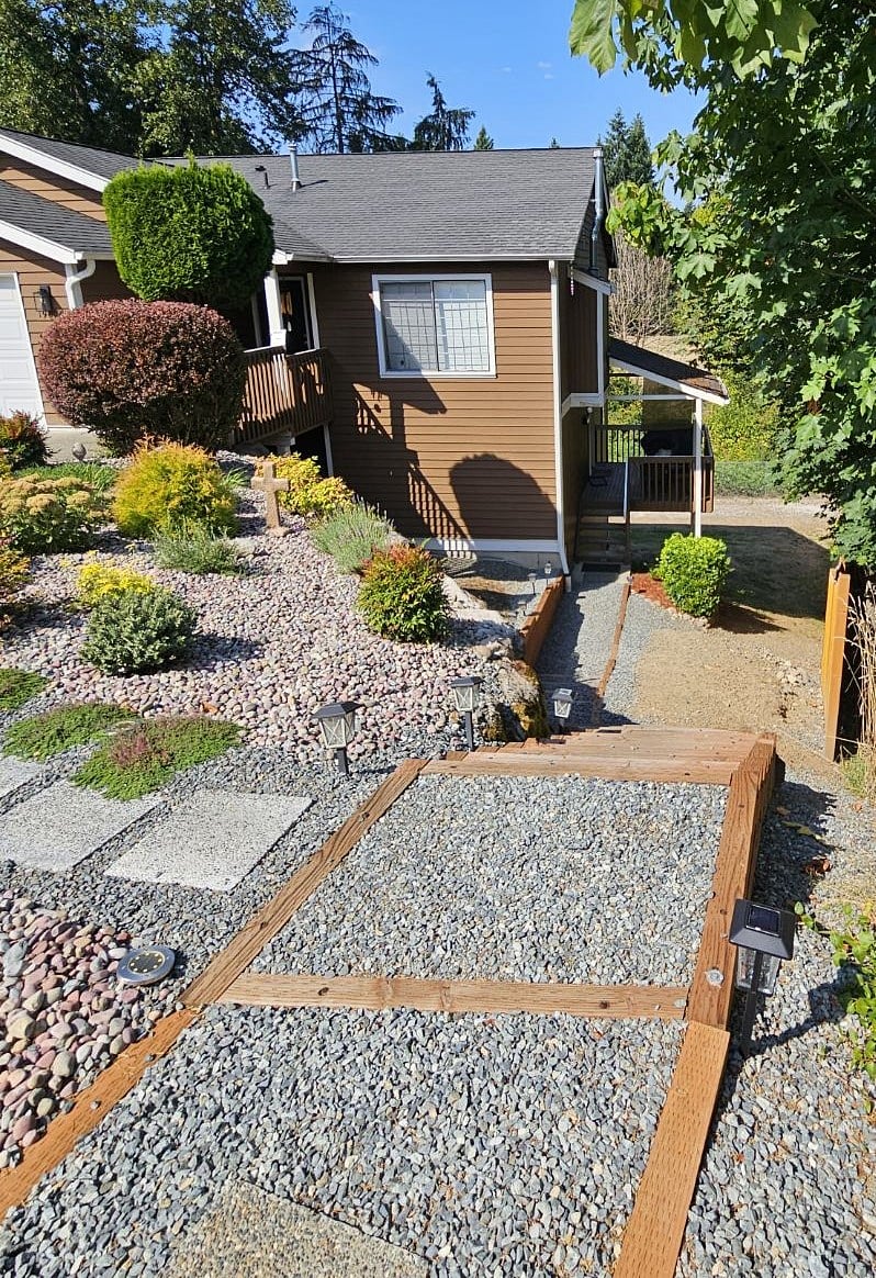 Entrance from street/driveway to apartment.
