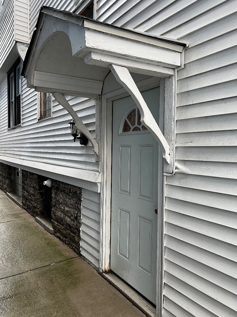 Separate entrances to apartments