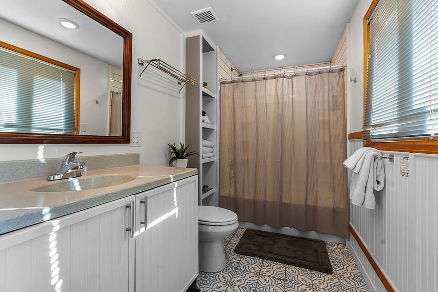 Full bathroom with shower/bathtub and lots of natural light and large windows.