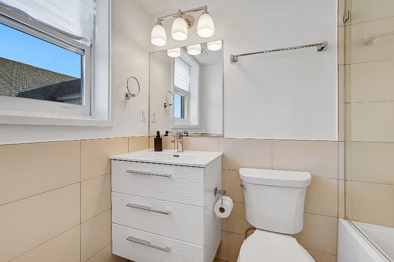 Bathroom with Shower & Bathtub