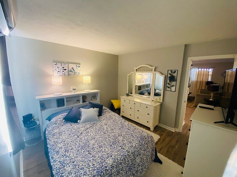 Queen sized bed with wi-fi 42' smart TV, chest of drawers, black out curtains