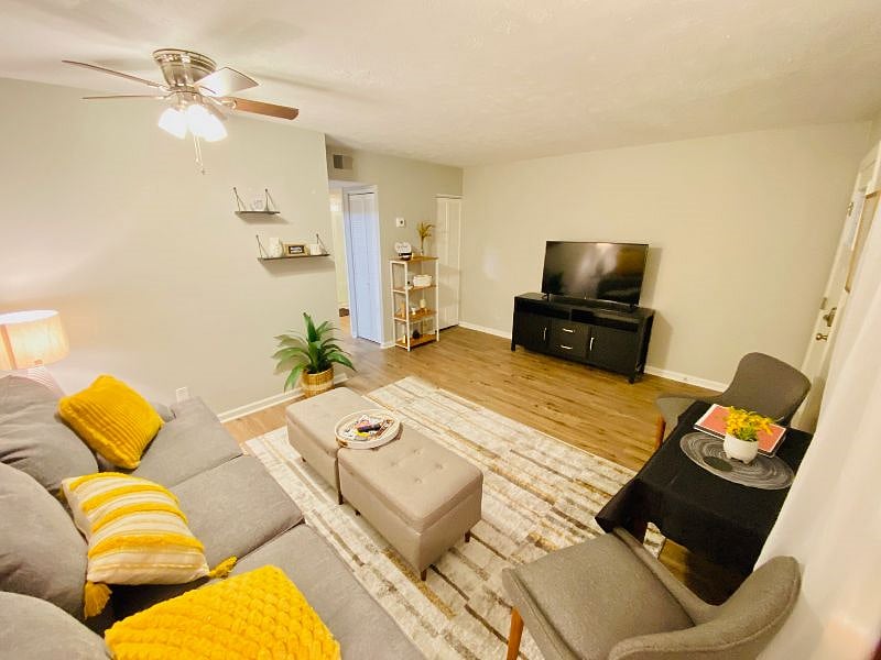 55" Smart TV w remote