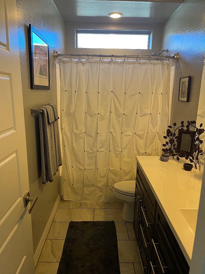 Private Bathroom with shower/tub
