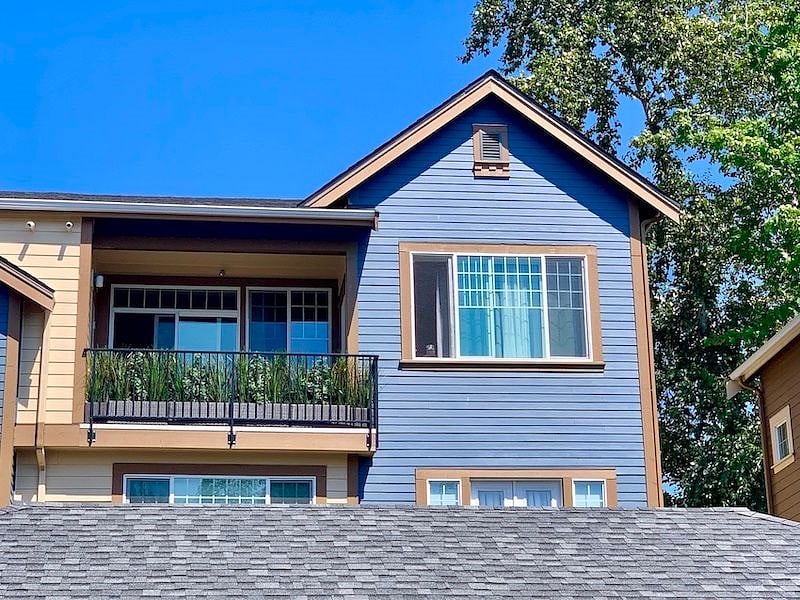Top-floor privacy just one adjacent neighbor