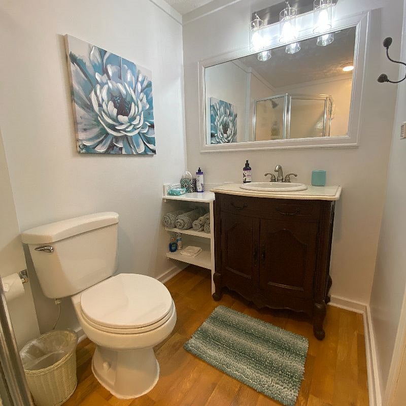 Private bathroom with towels, hand towels, and wash cloths.