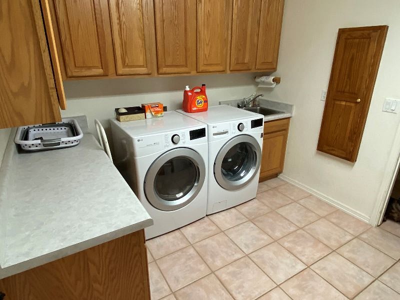 Shared laundry room with full size washer & dryer