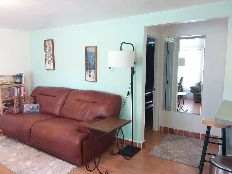 Ist queen bdrm, private work space.