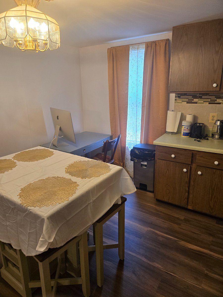Highly organized clean Kitcken for more than 1 person with microwave with air fryer, fridge with freezer, stove/oven, sink,etc...