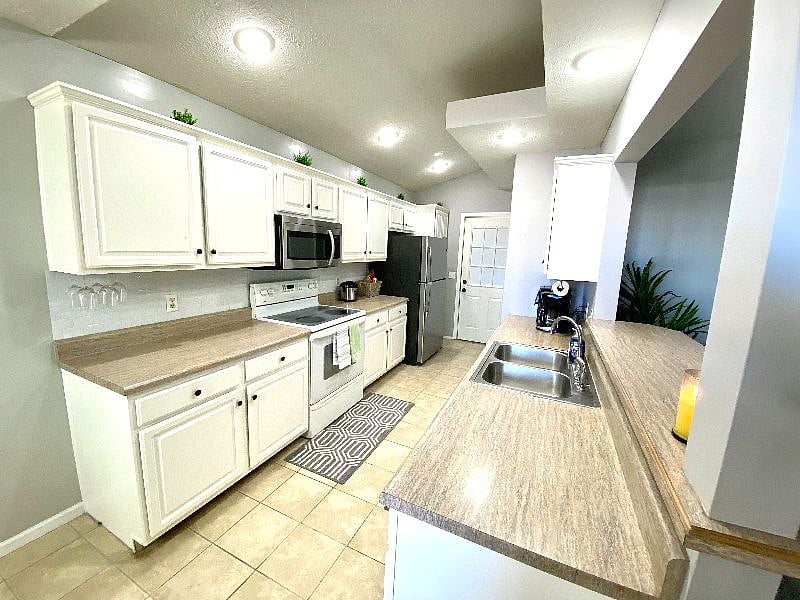 Kitchen has oven, dishwasher, full sized fridge with ice maker, rice cooker, coffee maker and air fryer/toaster provided for your convenience.