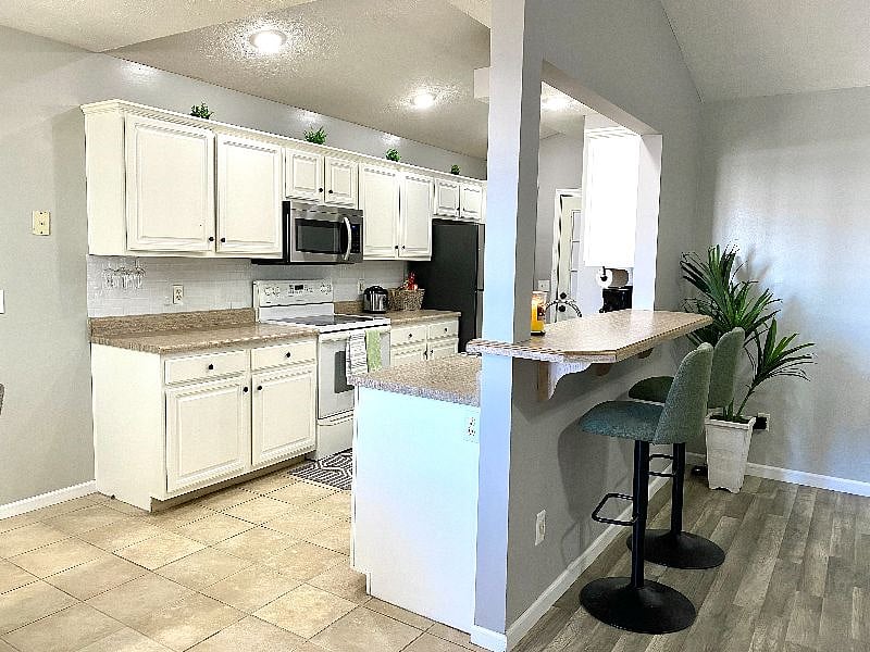 Basic cleaning equipment and vacuum cleaner provided. 