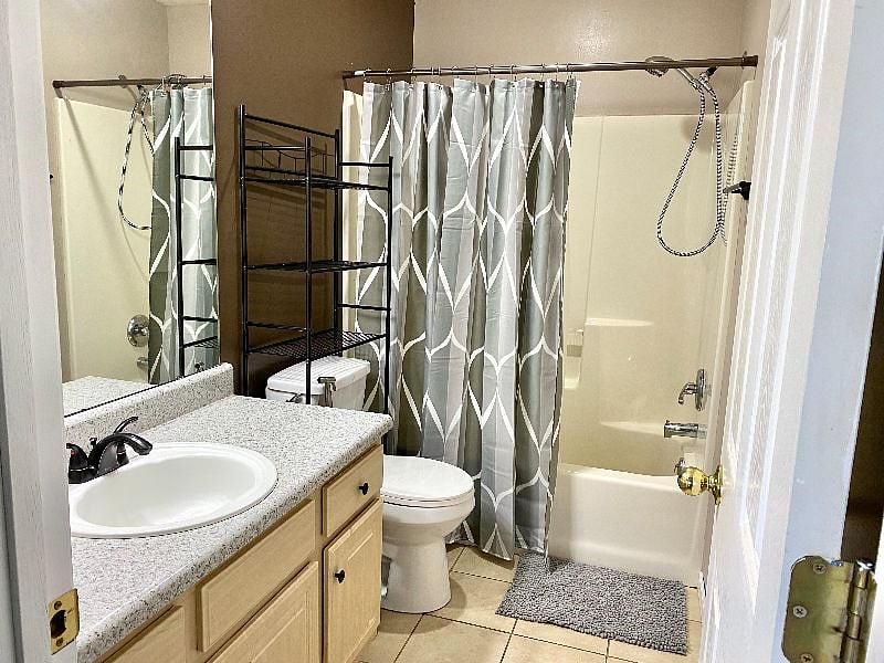 Shared bathroom between room 1 and 2.