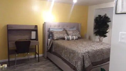 Master bedroom (queen-size bed)