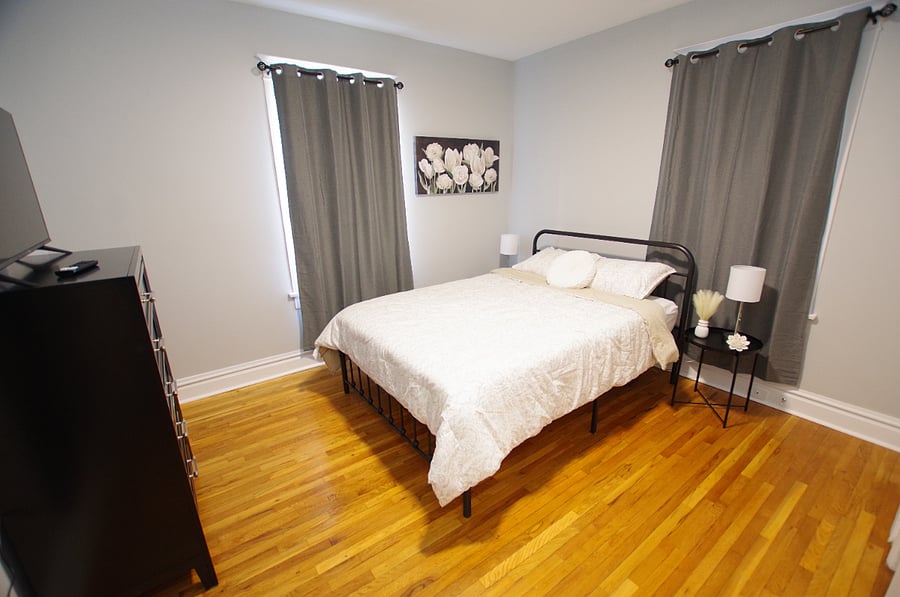 Queen bed with a Zinus 12 inch memory foam mattress with cooling gel foam medium firmness.