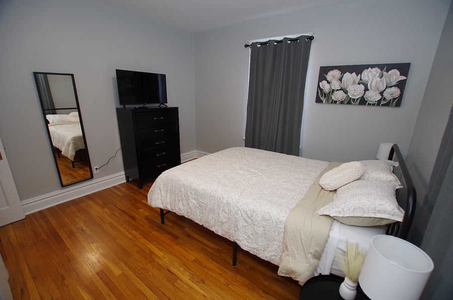 Queen bed with a Zinus 12 inch memory foam mattress with cooling gel foam medium firmness.