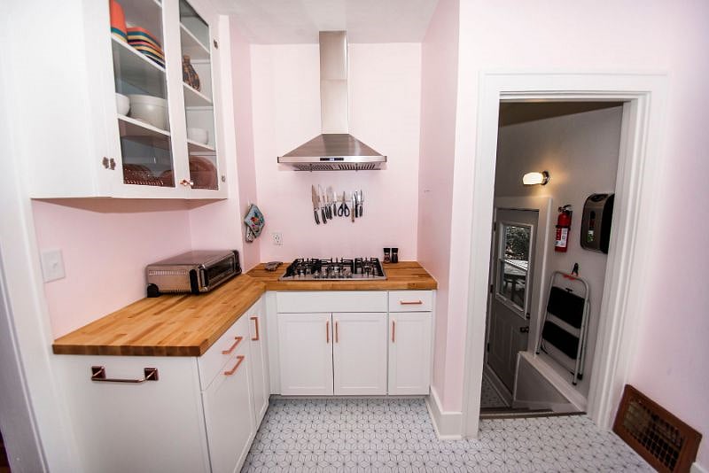 Strong cooking vent over the gas cookitop, and superfast Ninja cooking oven, including air fry features.