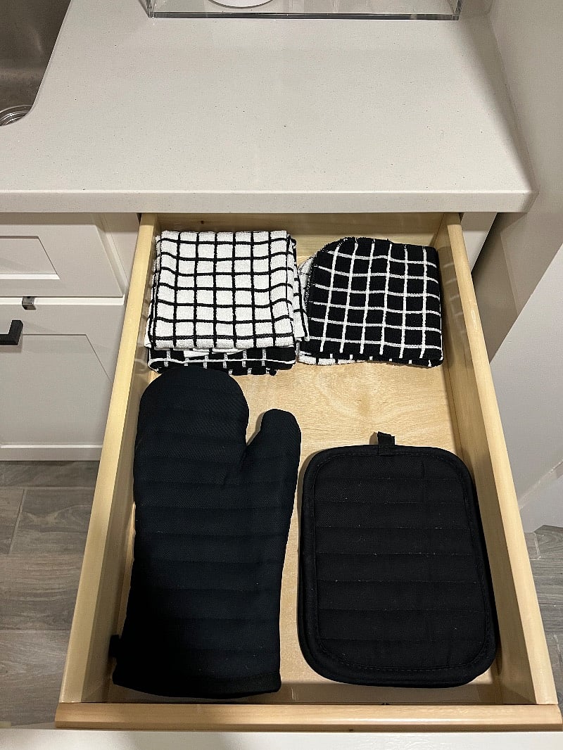 Dish towels, oven mitts