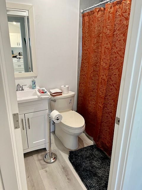 This cutre bathroom is fully stocked