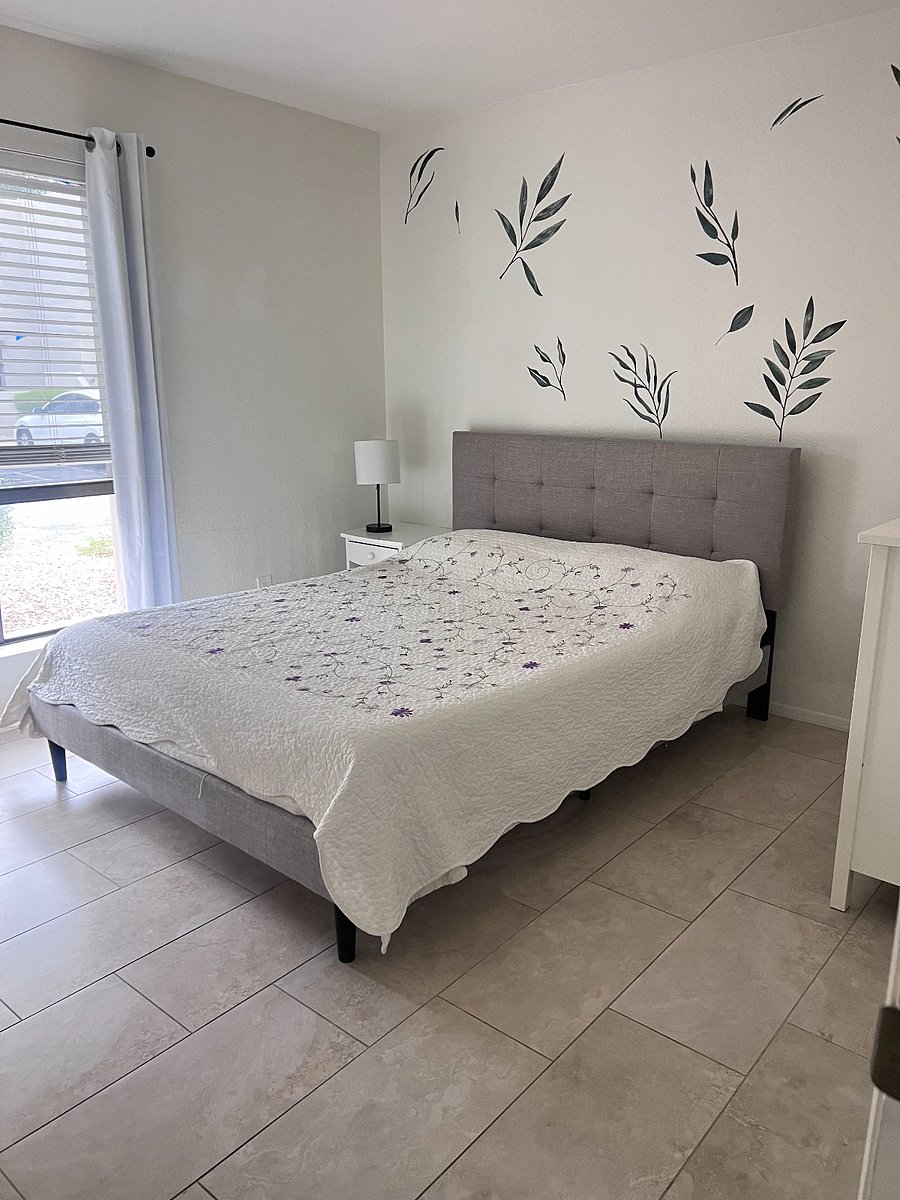 second bedroom, with queen size bed