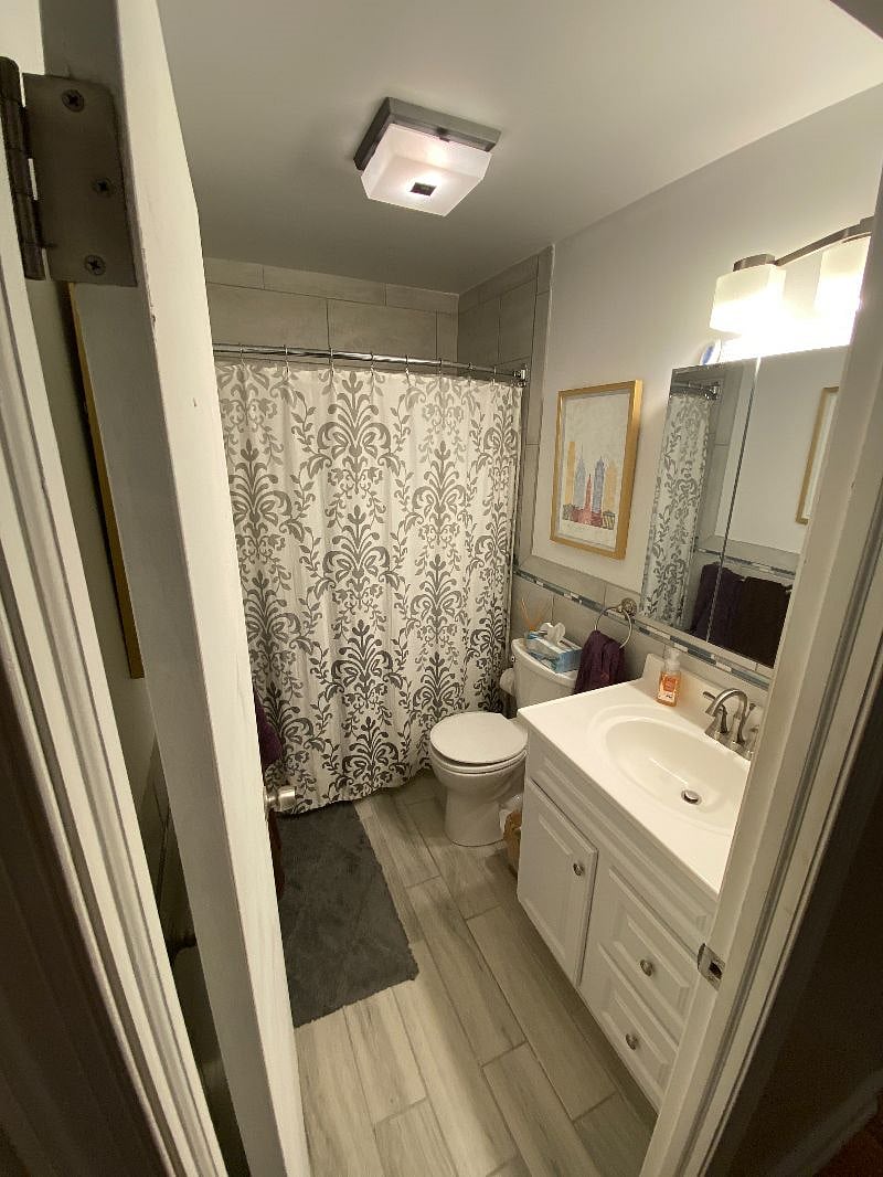 Full Bathroom (Upstairs)