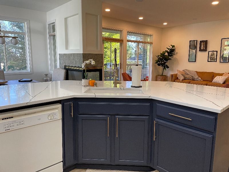 Comes with dishwasher and large sink