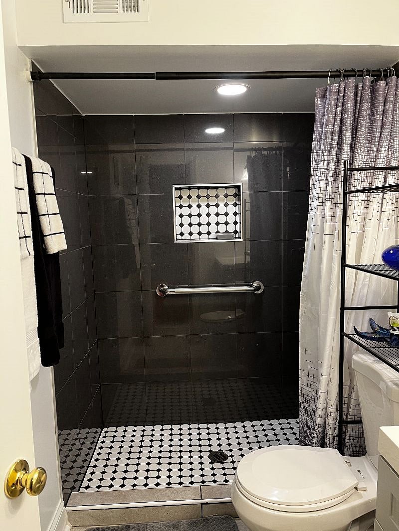 New modern-style bathroom. 