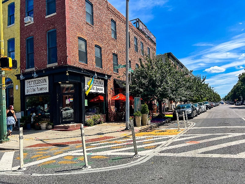 Comercial - 3 Blocks Away